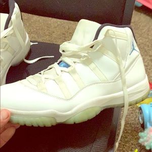 Jordan 11’s size 11. White with baby blue.